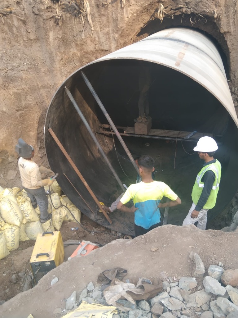 Manual Jack Pushing Steel Pipe Welding & Excavation Pit